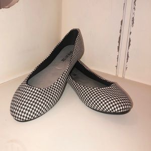 Lower Eastside Flats NWOT size 10 Houndstooth